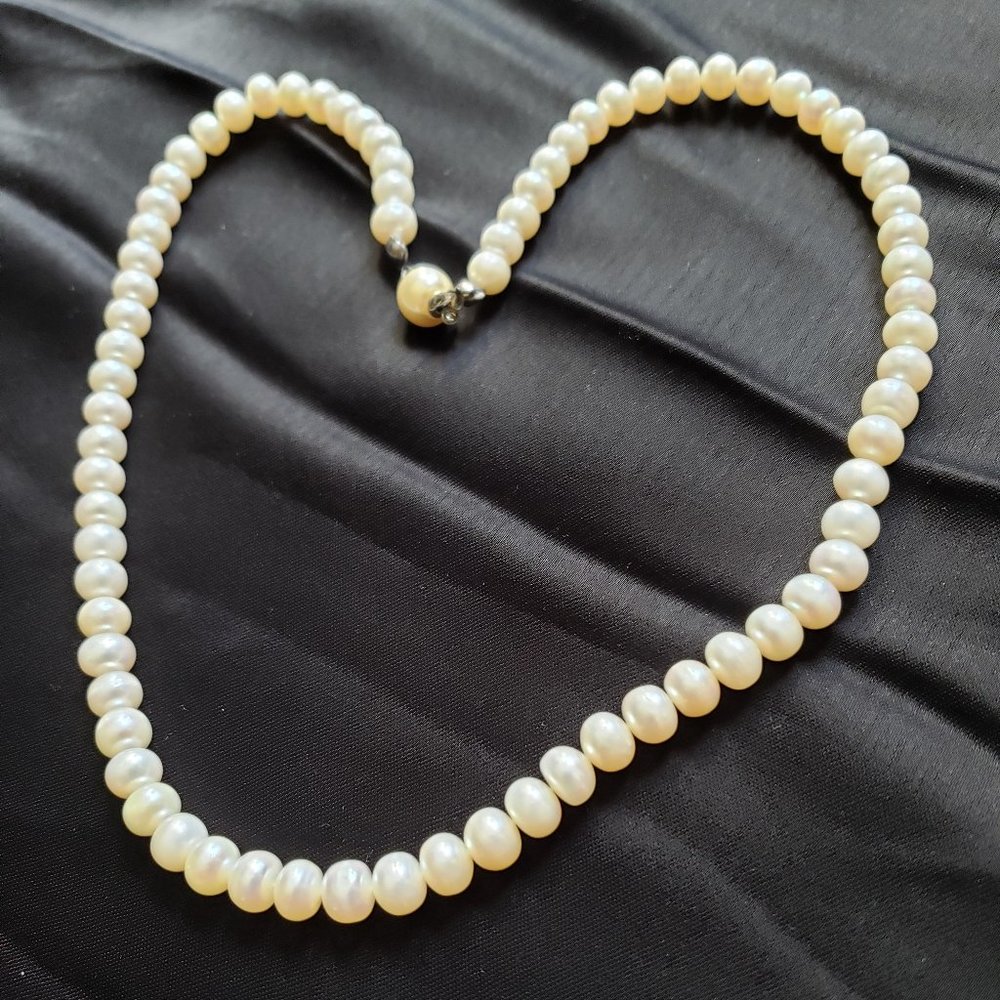 Elegant classic faux pearl choker necklace